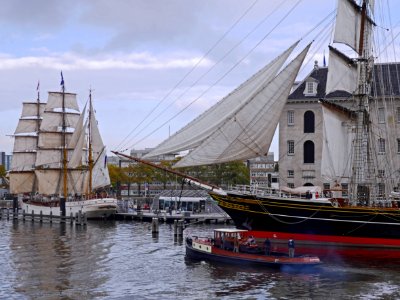 0_Sailing_ships_in_the_harbor_water_of_the_Oosterdok_in_Amsterdam_city,_Netherlands
