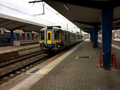-AM_979_Classical_EMU_en_gare_de_Charleroi-Sud