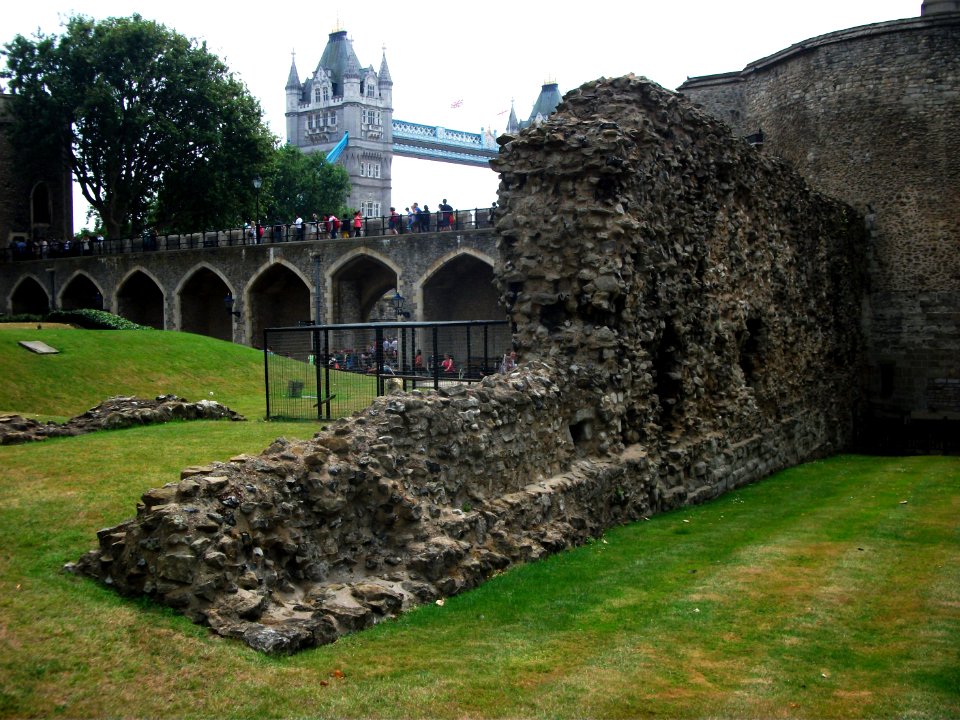 00_-_Római_fal_maradványa_a_Tower_Of_London_belső_udvarán_(2014)