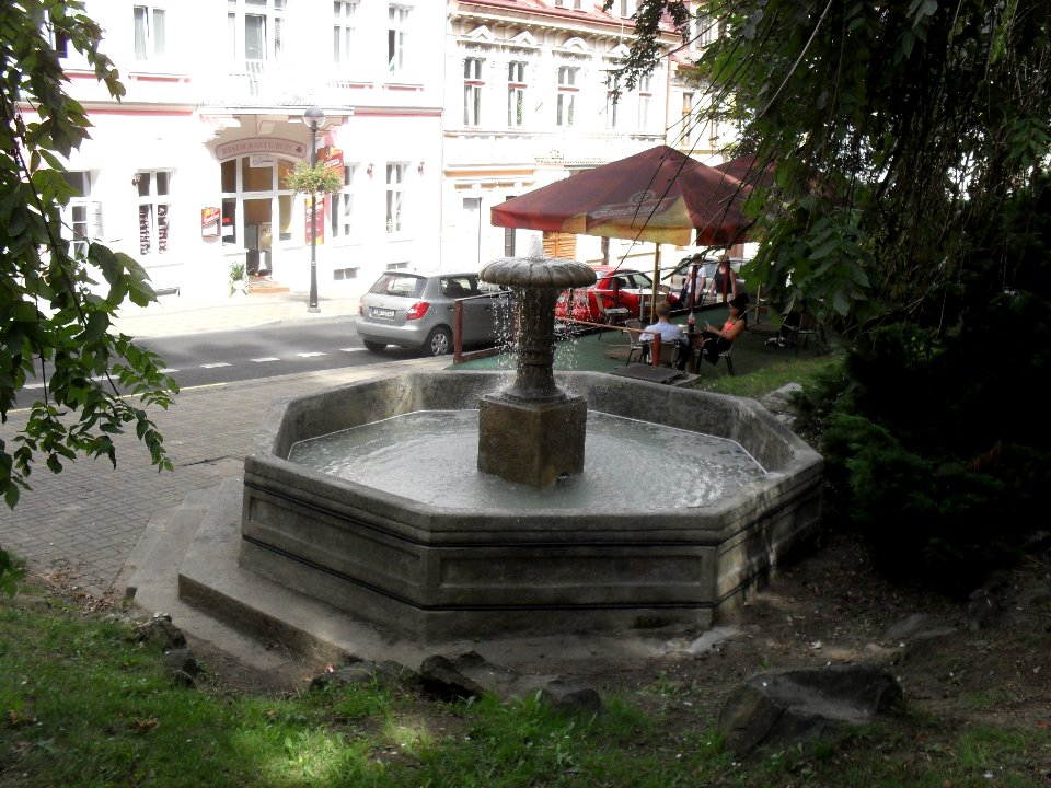 (TTO)_Kašna_empírová_(Teplice)_-_Teplice,_Šanov,_Lípová_ulice_1