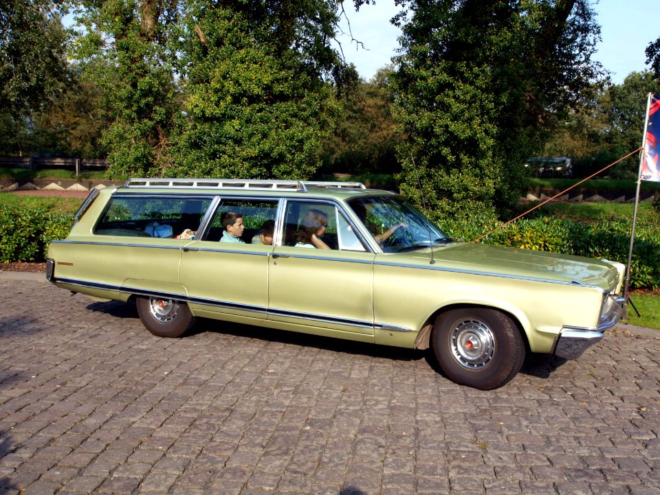 1966_Chrysler_Towner_en_Country_photo-2