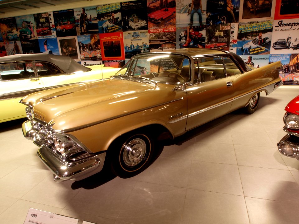 1959_Imperial_Crown_Sedan_p1