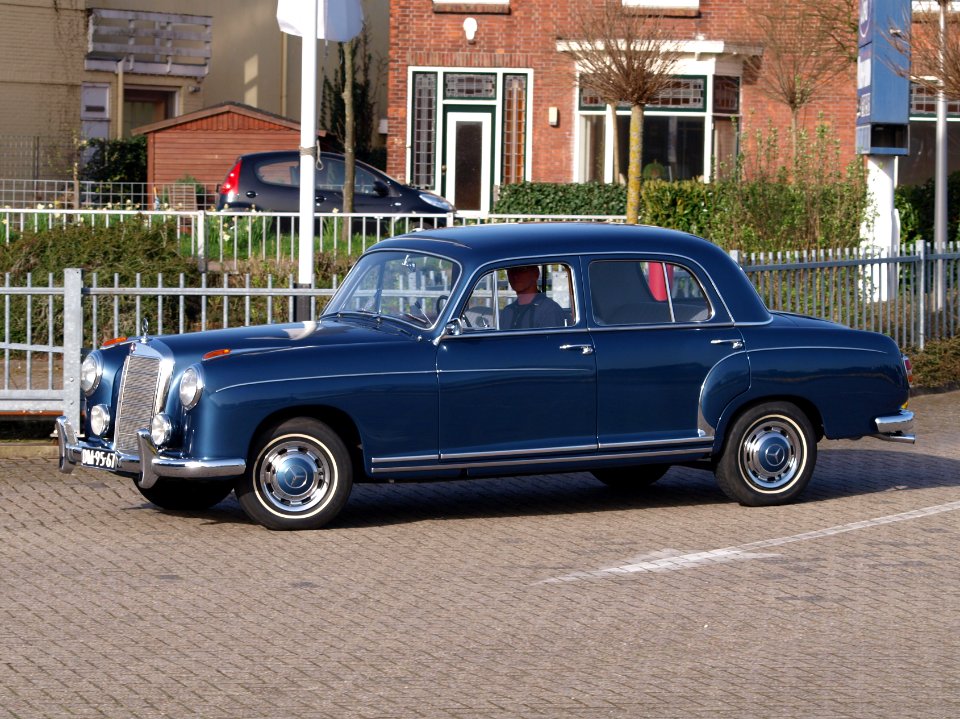 1959_Mercedes-Benz_220S_pic3