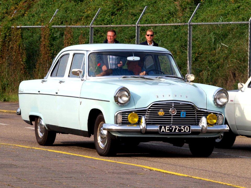 1964_Ford_Zephyr_6_pic1