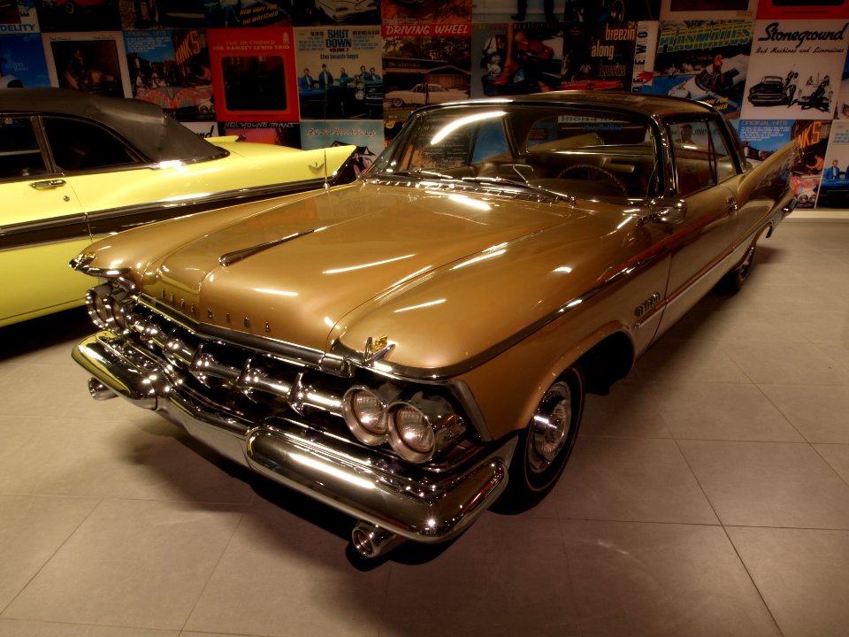 1959_Imperial_Crown_Sedan_p2