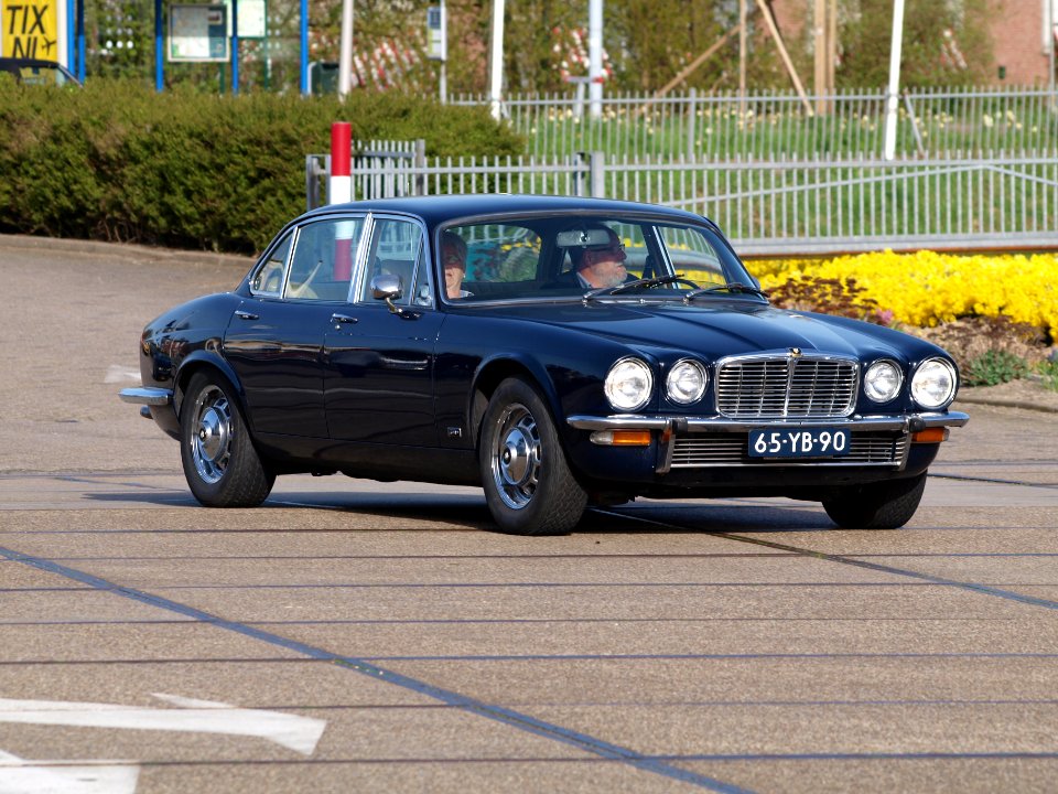 1965_Jaguar_XJ_6_L_pic-001