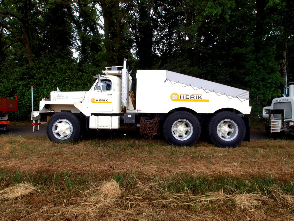 1965_MACK_B80_SX_pic1