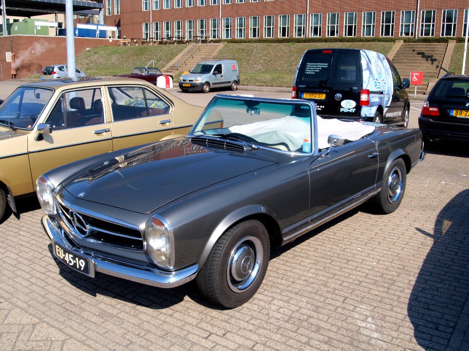 1965_Mercedes_Benz,_Dutch_licecence_registration_EU-45-19,_pic3