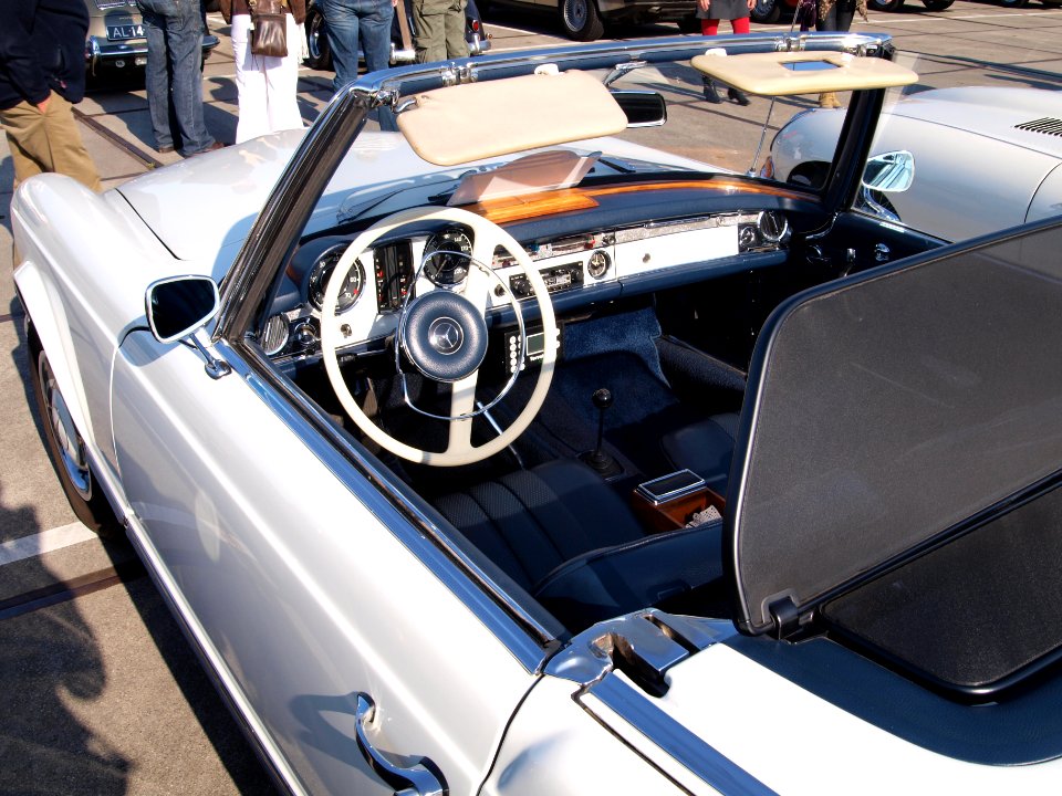 1965_Mercedes-Benz_230_SL,_Dutch_licecence_registration_GA-57-43,_pic2