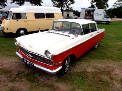 1962_Opel_Kapitan,_Dutch_licence_registration_AM-99-37_p1