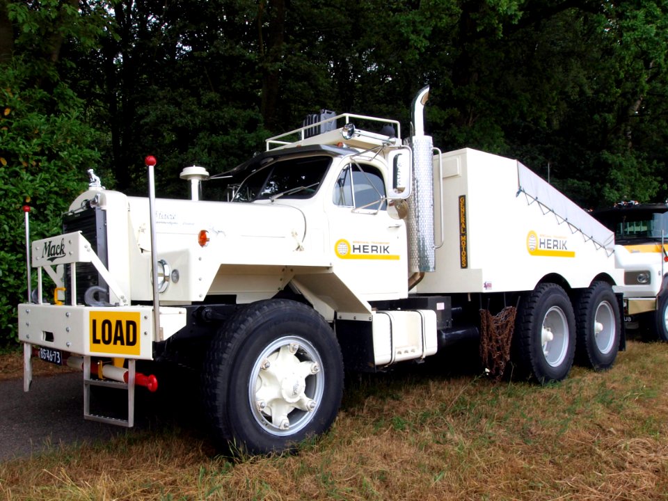 1965_MACK_B80_SX_pic2