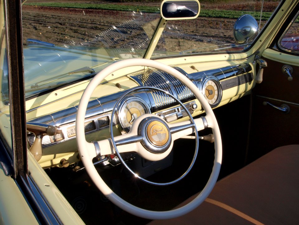 1947Ford_V8_Cabrio,_licence_registration_DR-69-34,_pic_4