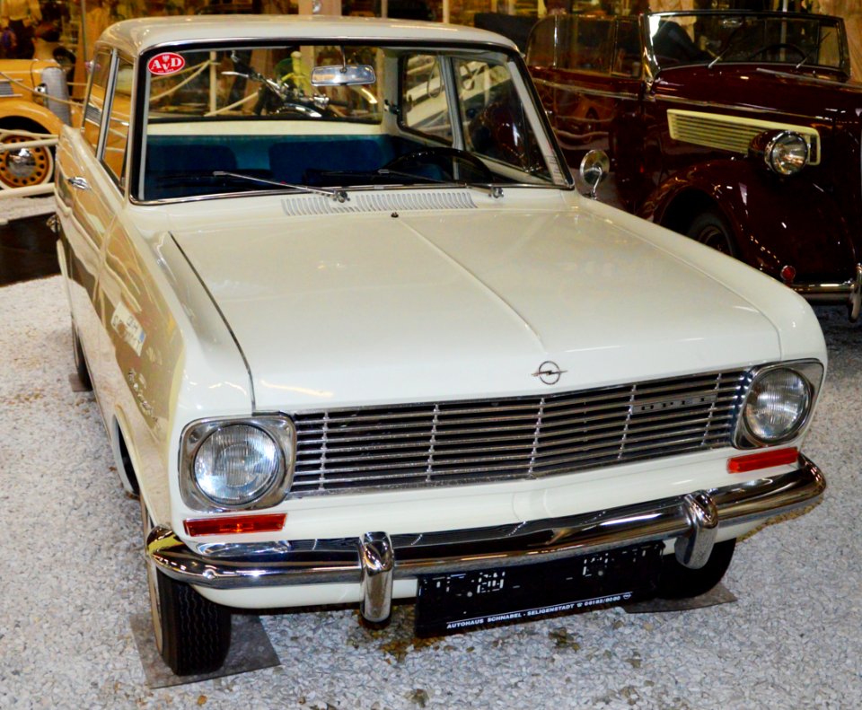 1962_Opel_Kadett_A_side_view._Spielvogel