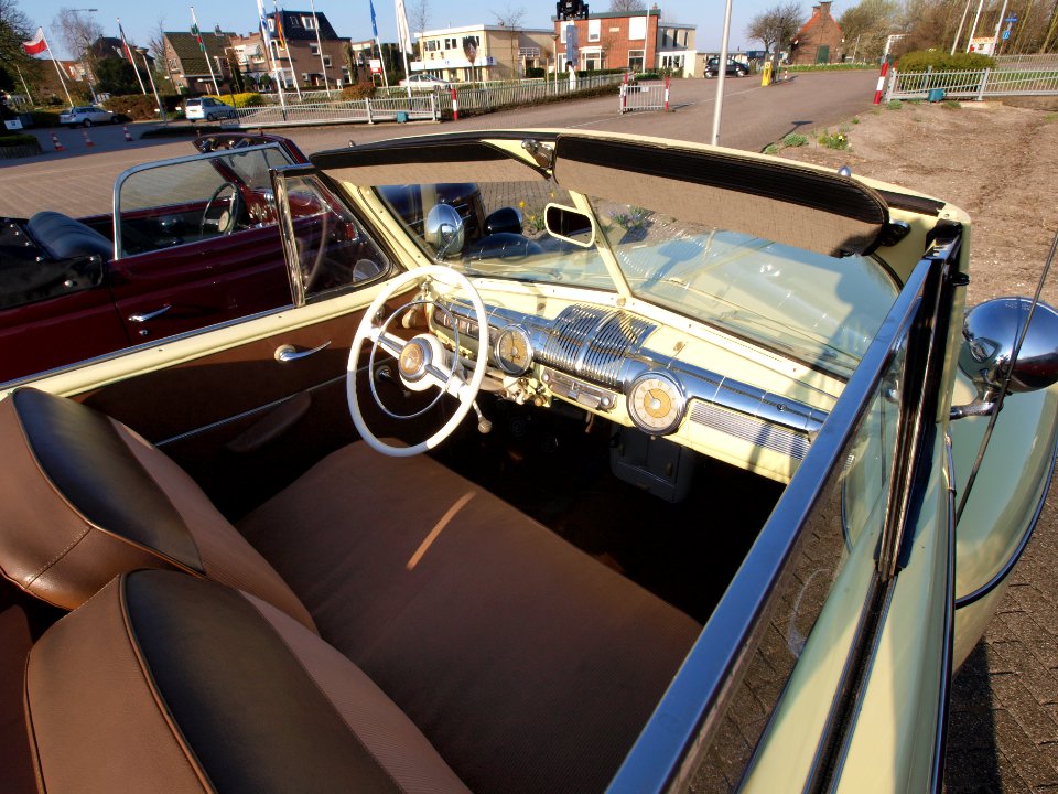 1947Ford_V8_Cabrio,_licence_registration_DR-69-34,_pic_3