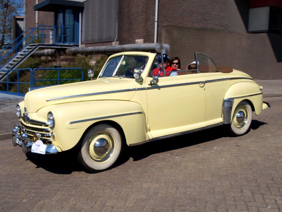 1947Ford_V8_Cabrio,_licence_registration_DR-69-34,_pic_2