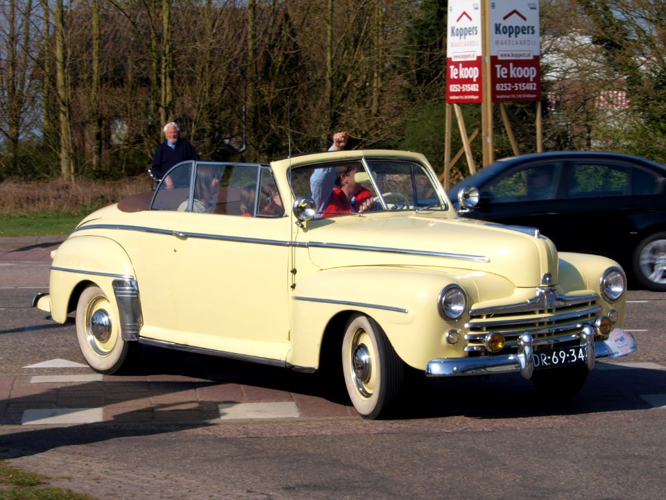 1947Ford_V8_Cabrio,_licence_registration_DR-69-34,_pic11