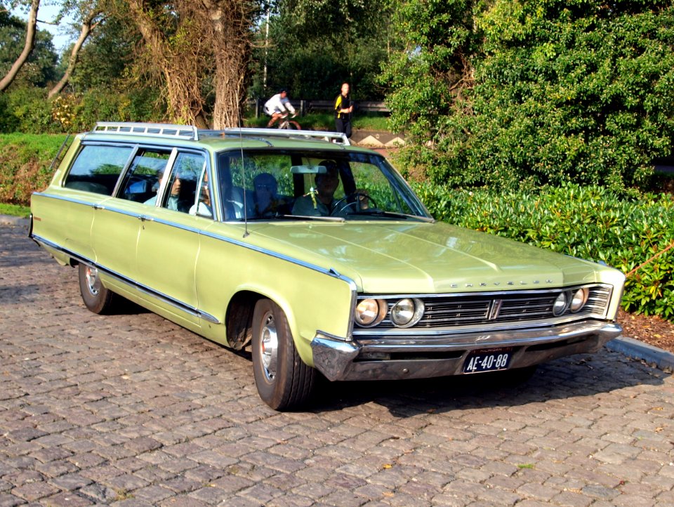 1966_Chrysler_Town_&_Country,_photo-6