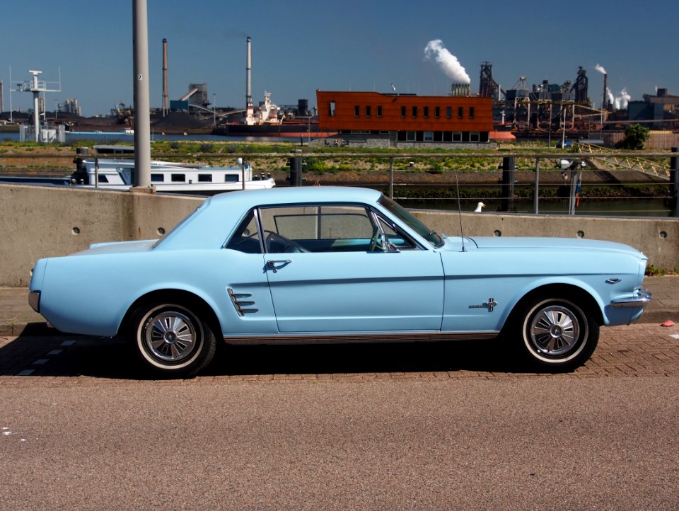 1966_Ford_Mustang_light_blue,_pic3
