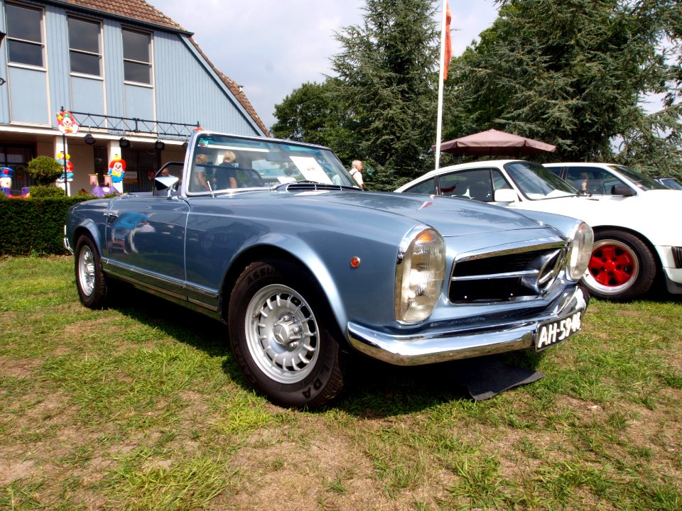 1965_Mercedes-Benz_230_SL,_Dutch_licence_registration_AH-59-46