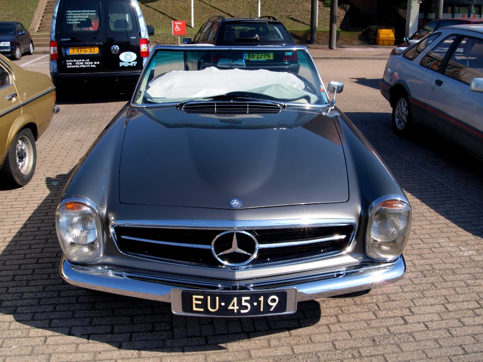 1965_Mercedes_Benz,_Dutch_licecence_registration_EU-45-19,_pic2