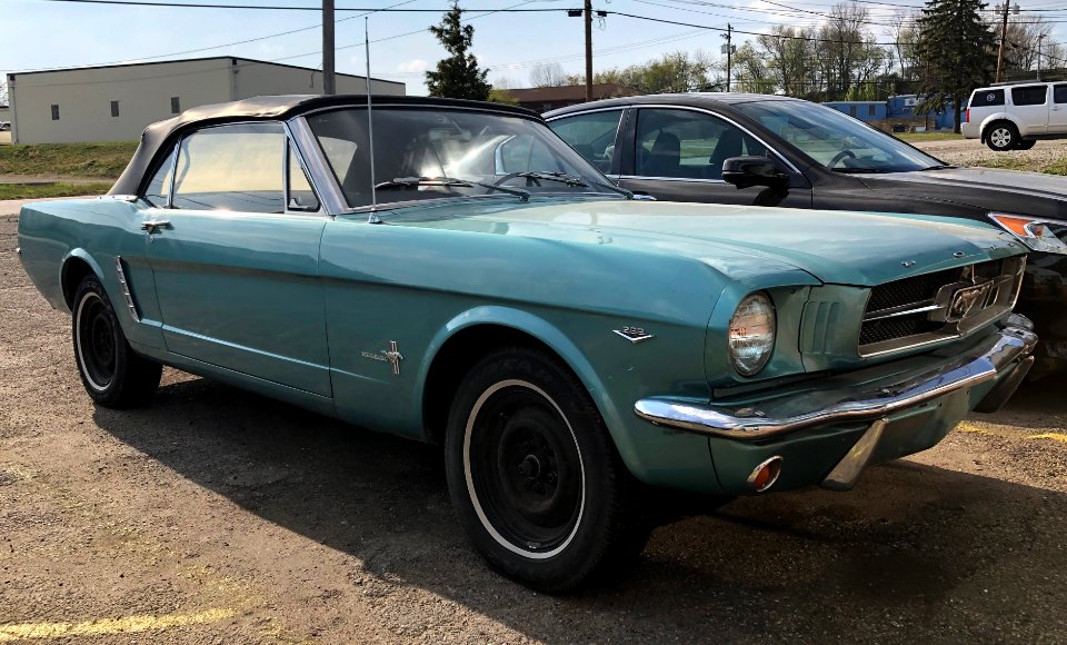 1965_Ford_Mustang_convertible,_front_right,_4-25-2021
