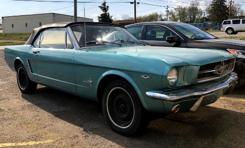 1965_Ford_Mustang_convertible,_front_right,_4-25-2021