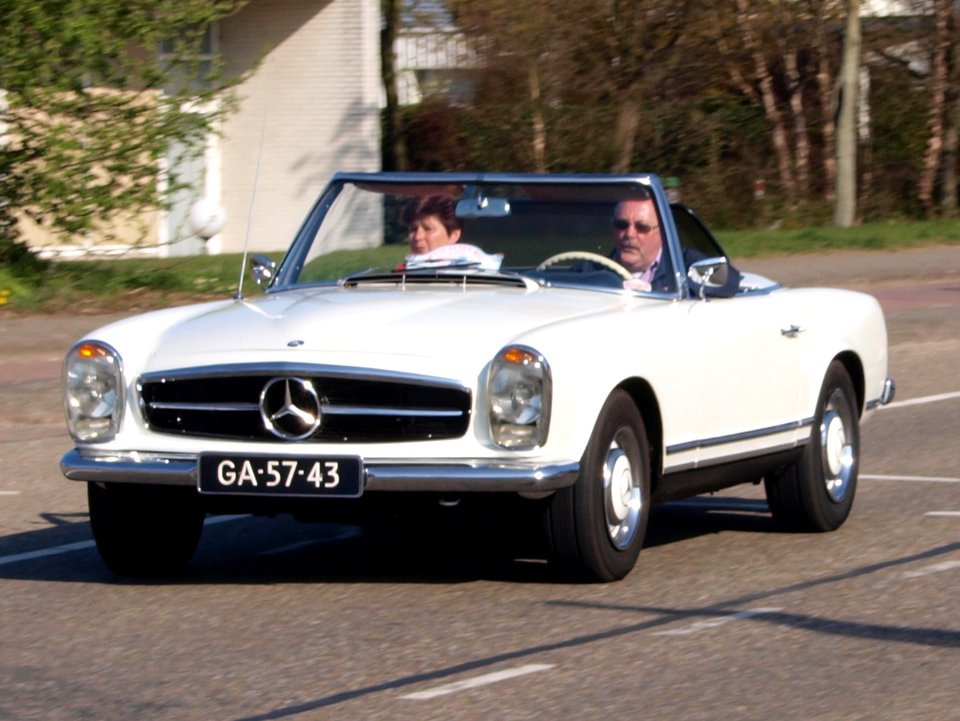 1965_Mercedes-Benz_230_SL,_Dutch_licecence_registration_GA-57-43,_pic1