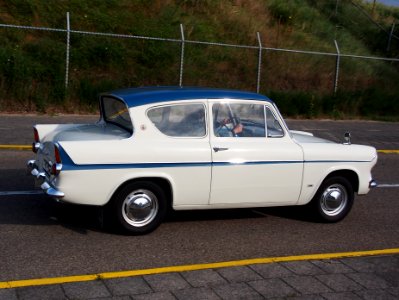 1962_FORD_ANGLIA,_licence_HK-86-22,_pic3