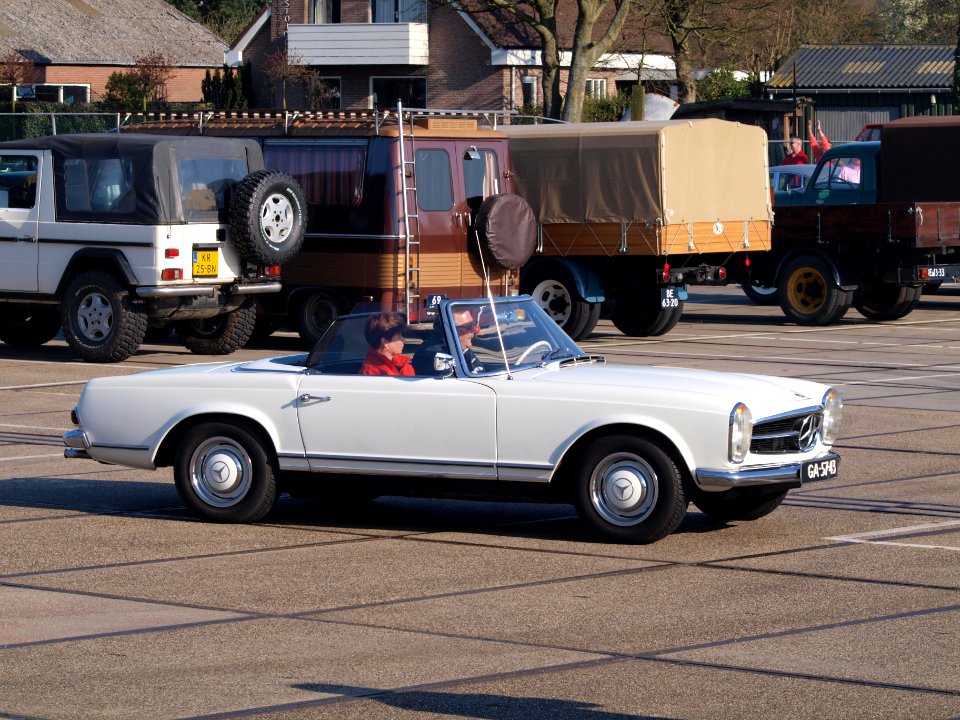 1965_Mercedes-Benz_230_SL,_Dutch_licecence_registration_GA-57-43,_pic3