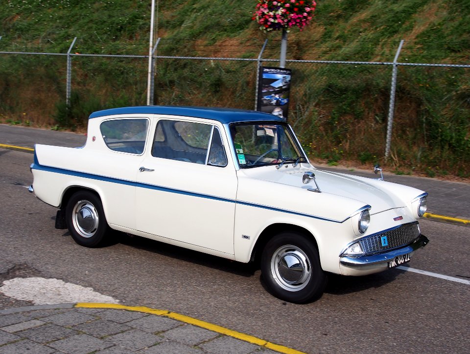 1962_FORD_ANGLIA,_licence_HK-86-22,_pic2