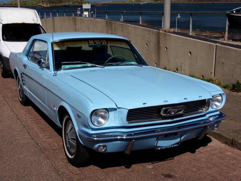 1966_Ford_Mustang_light_blue,_pic2
