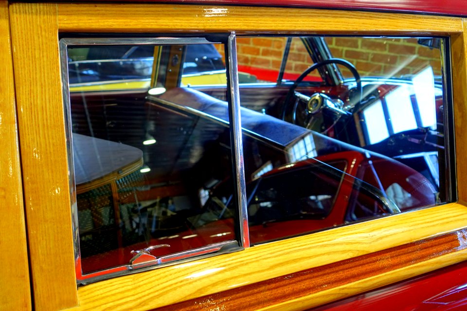 1949_Buick_Super_Woodie_Four_Door_Estate_Wagon_detail_-_Automobile_Driving_Museum_-_El_Segundo,_CA_-_DSC02166