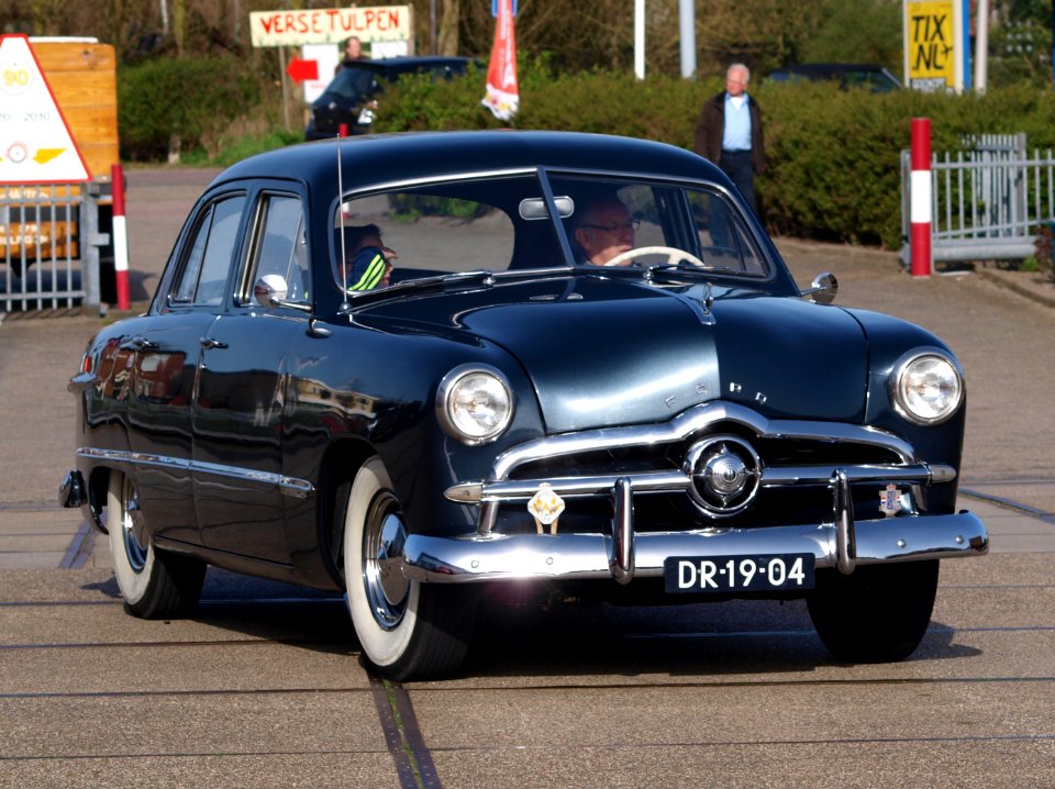 1949_Ford_custom_300_pic2
