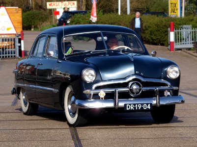 1949_Ford_custom_300_pic2