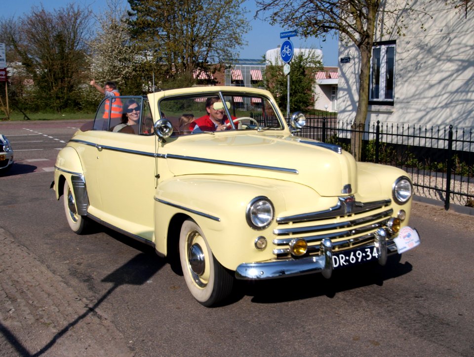 1947Ford_V8_Cabrio,_licence_registration_DR-69-34,_pic14