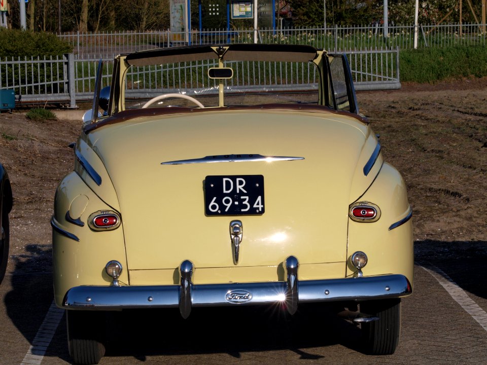 1947Ford_V8_Cabrio,_licence_registration_DR-69-34,_pic_6