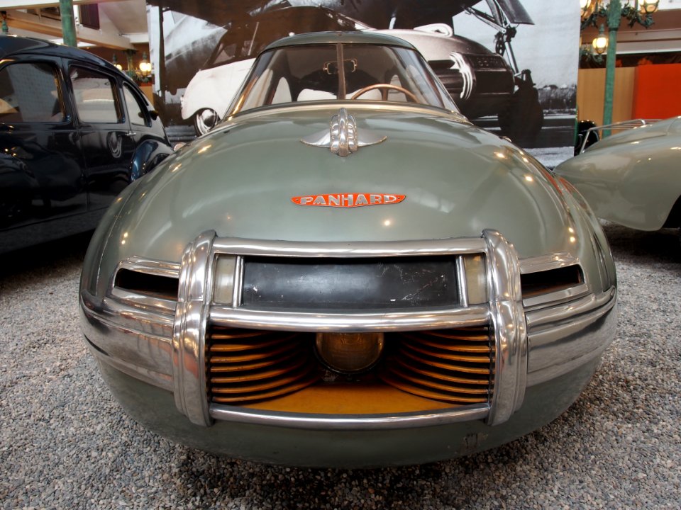 1948_Panhard-Levassor_Coach_Dynavia,_2_cylinder,_605cm3,_28hp,_130kmh,_photo_1