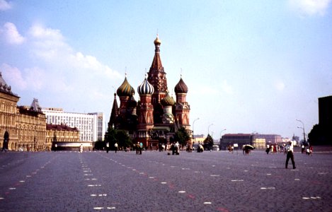 1973_Rode_plein_met_Basiliuskathedraal