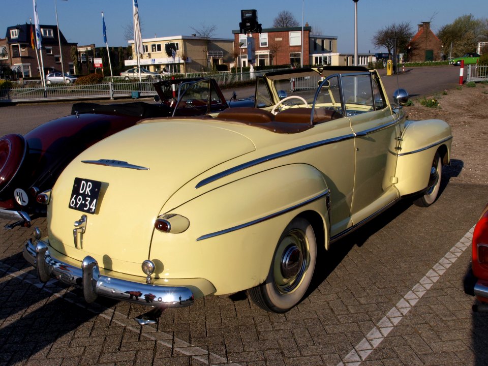 1947Ford_V8_Cabrio,_licence_registration_DR-69-34,_pic_5
