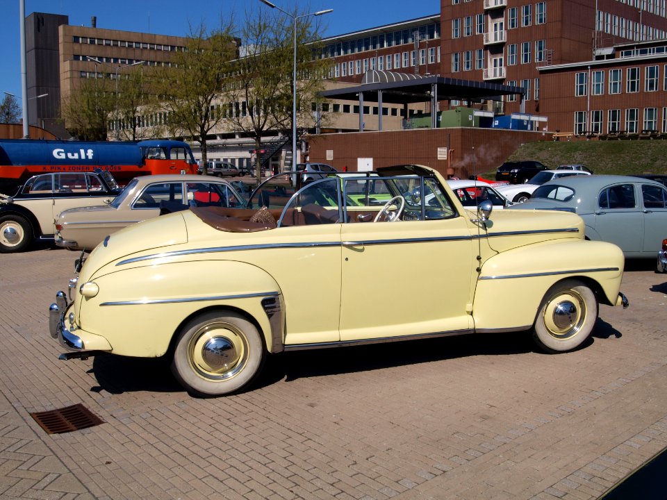 1947Ford_V8_Cabrio,_licence_registration_DR-69-34,_pic10