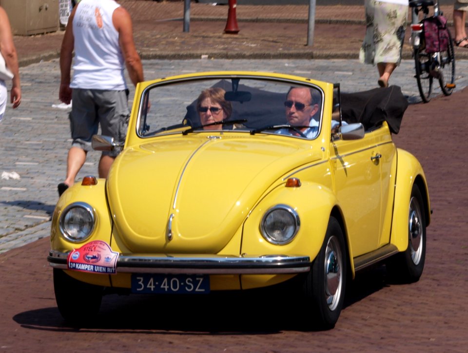 1972_Yellow_VW_Beetle,_34-40-SZ