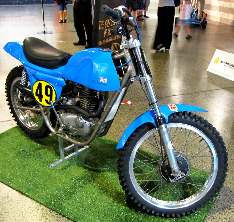1975_Métisse_with_a_BSA_engine,_right_side