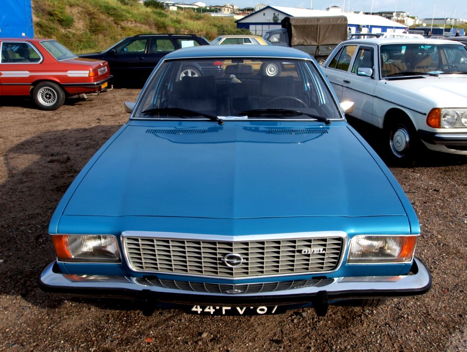 1975_Opel_Commodore_pic1_front_view