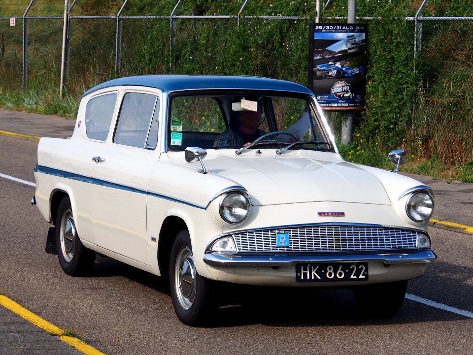 1962_FORD_ANGLIA,_licence_HK-86-22,_pic1