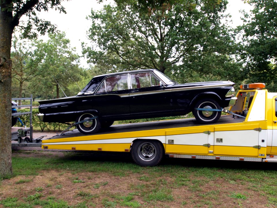 1962_Ford_Fairlane,_Dutch_licence_registration_AE-11-32_p4