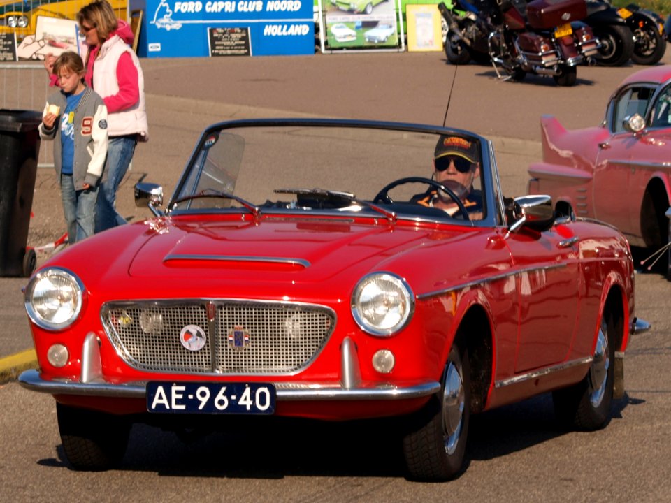 1962_Fiat_1200_Cabriolet_Pininfarina,_Dutch_registration_AE-96-40_front1