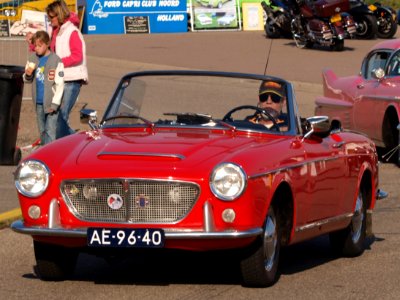 1962_Fiat_1200_Cabriolet_Pininfarina,_Dutch_registration_AE-96-40_front1