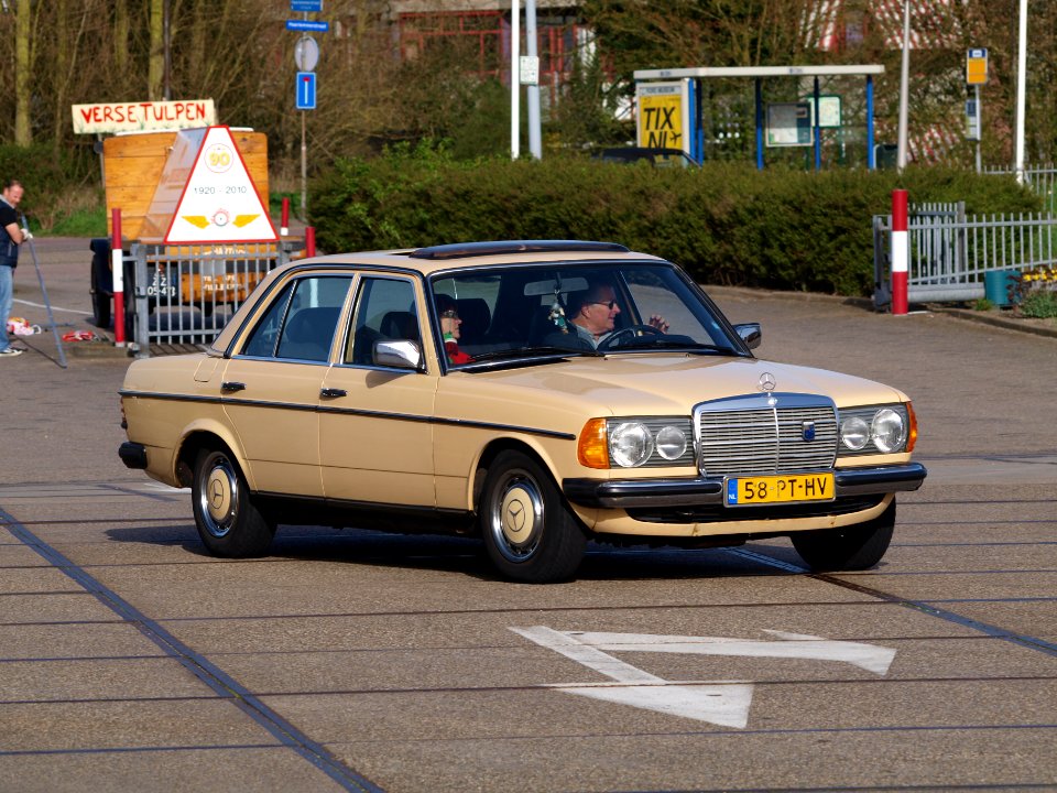 1979_MercedesBernz_240D-001