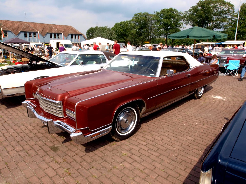 1973_Lincoln_Continental_brown_with_white_roof