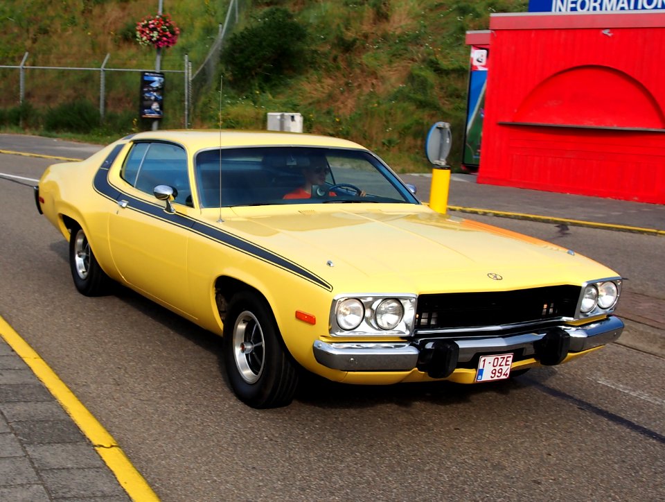 1974_Yellow_Plymouth_Roadrunner,_pic1